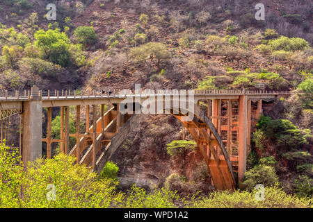 Vue de l'ancien pont sur la rivière de montagne Nil Bleu près de Bahir Dar, l'Éthiopie. Banque D'Images