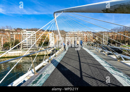 Passerelle Zubizuri conçue par Santiago Calatrava traversant la rivière Nervion. Bilbao, Pays Basque, Espagne, janvier 2019 Banque D'Images