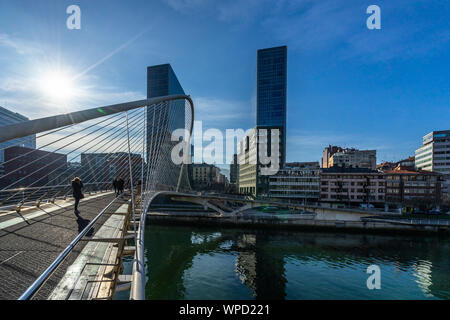 Pont Zubizuri et gratte-ciel Isozaki Atea à Bilbao, Pays Basque, Espagne Banque D'Images