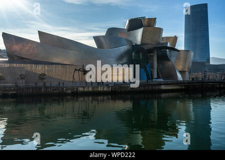 Guggenheim Museum est le plus célèbre monument à Bilbao, conçu par l'architecte Frank Gehry., Pays Basque, Espagne Banque D'Images