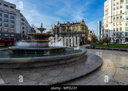 Fontaine à Moyua Square à Bilbao avec Palais Chavarri (Palais Chavarri) et Iberdrola tower en arrière-plan, Pays Basque, Espagne Banque D'Images