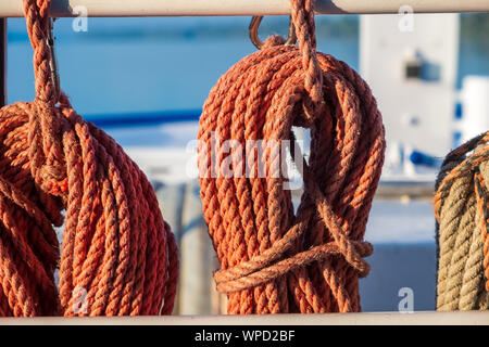 Des cordes attachées une corde accroché sur la clôture. Banque D'Images