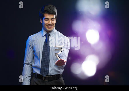 Homme d'affaires avec symbole roupie Banque D'Images