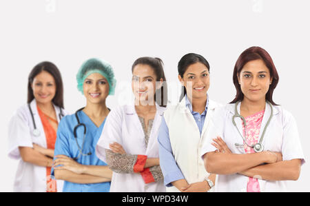 Portrait d'un groupe de médecins confiants debout ensemble Banque D'Images