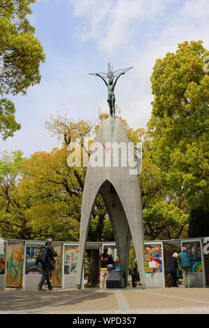 Hiroshima, Japon - 16 Avril 2018 : Children's peace monument situé au parc de la paix. C'est pour mémoire de d'enfants sont morts de bombe atomique. Banque D'Images