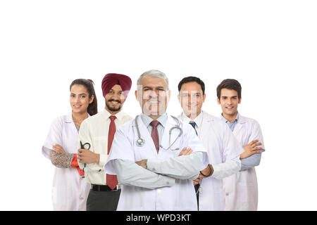 Portrait d'un groupe de médecins confiants debout ensemble Banque D'Images