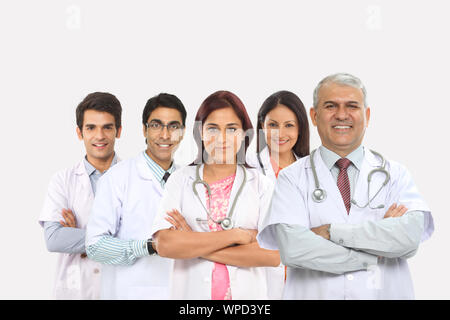Portrait d'un groupe de médecins confiants debout ensemble Banque D'Images