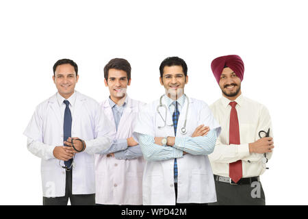 Portrait d'un groupe de médecins confiants debout ensemble Banque D'Images