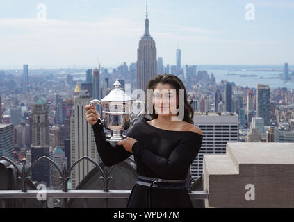 New York, USA. Sep 8, 2019. Gagnant de l'US Open Bianca Andreescu pose avec son trophée au sommet du rocher dans le Rockefeller Center de New York, aux États-Unis, le 8 septembre 2019. Credit : Liu Jie/Xinhua/Alamy Live News Banque D'Images