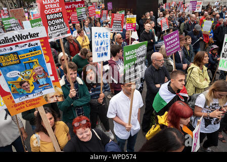 Londres, Royaume-Uni. 7 septembre 2019. Exiger la démocratie Johnson Out - Arrêter le coup d'état de démonstration. Les manifestants massés dans Whitehall aux portes de Downing Street. Hébergé par une autre Europe est possible, le Parti Vert d'Angleterre et du Pays de Galles, l'élan, arrêter de Trump, Owen Jones et du travail pour une Europe socialiste. Sur la photo, à gauche de la foule manifestant l'étape de rallye. Crédit : Stephen Bell/Alamy Banque D'Images