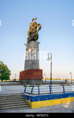 Kherson, Ukraine - 04,27.2019. Monument à la première constructeurs de Kherson au printemps soir Banque D'Images