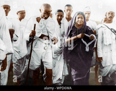 Sarojini Naidu avec Mahatma Gandhi pendant le sel Satyagraha, Mars du sel, Mars du Dandi, Dandi, Gujarat, Inde, Asie, 5 avril 1930, ancienne image du millésime 1900 Banque D'Images