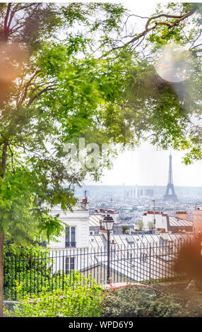 La ville de Paris donnant sur la cible et rêve de touristes célèbre Tour Eiffel et la vieille ville avec des toits de fer et cheminées de la colline de Montmartre e Banque D'Images