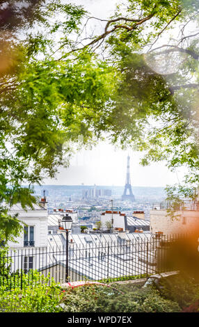 La ville de Paris donnant sur la cible et rêve de touristes célèbre Tour Eiffel et la vieille ville avec des toits de fer et cheminées de la colline de Montmartre e Banque D'Images