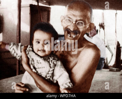 Mahatma Gandhi jouant avec l'enfant, S S Rajputana, Royaume-Uni, Inde, Asie, août 1931 vieille photo vintage des années 1900 Banque D'Images