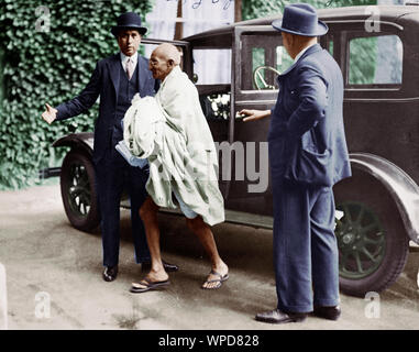 Mahatma Gandhi en laissant une voiture, Londres, Angleterre, octobre 1931 Banque D'Images