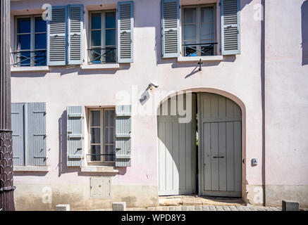 Histoire La rue avec maison d'habitation avec volets en bois et des portes cintrées - un design architectural classique du vieux Paris sur les collines de Montmart Banque D'Images