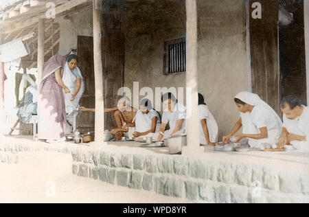 Mahatma Gandhi et d'autres prendre le dîner à Wardha Sevagram, l'Ashram, en Inde, en Asie, en novembre 1933 Banque D'Images