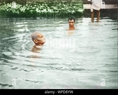 Mahatma Gandhi natation au Cap Comorin, Kanyakumari, Tamil Nadu, Inde, Asie, Janvier 22, 1934 Banque D'Images