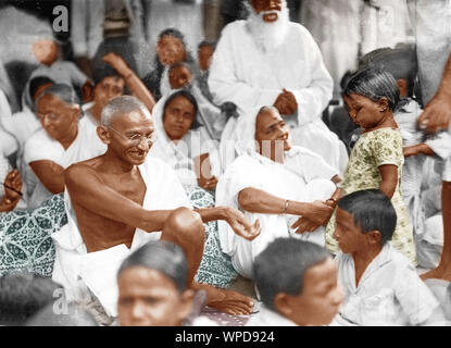 Mahatma et Kasturba Gandhi avec des enfants de Harijan, Kathiawad, Inde, Asie, 1 juillet, 1934, ancienne image vintage 1900s Banque D'Images