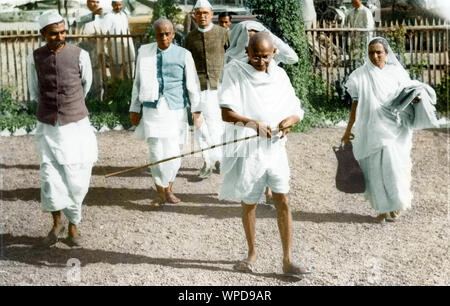 Mahatma Gandhi arrivant Sevagram à assister à la réunion du Comité de travail, Wardha, Inde, Asie, Juin 1936 Banque D'Images