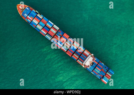 Un cargo transportant des conteneurs multi-pile de la traversée de la mer dans les eaux internationales une vue aérienne, Singapour Banque D'Images