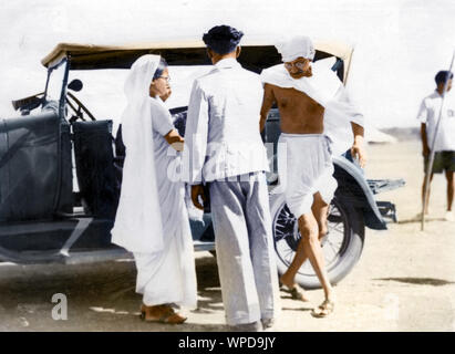 Mahatma Gandhi arrivant de Bajaj Wadi assister à une conférence, à Wardha, Maharashtra, Inde, Asie, Octobre 22, 1937 Banque D'Images