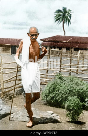 Mahatma Gandhi marche dans le Satyagraha Ashram, Wardha, Maharashtra, Inde, Asie, janvier 1938 Banque D'Images