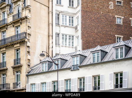 Coin d'appartements résidentiels de plusieurs étages, avec des volets en bois maison d'habitation et d'un balcon et grenier à l'extérieur les fenêtres situé sur l'une des Banque D'Images