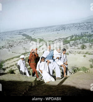 Dr Sushila Nayar Mahatma Gandhi et d'autres marchant dans la campagne, à l'Inde, Asie, Octobre 1938 Banque D'Images