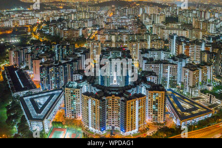 Vue aérienne de la jungle de béton comme des tours d'appartements modernes à Singapour Banque D'Images