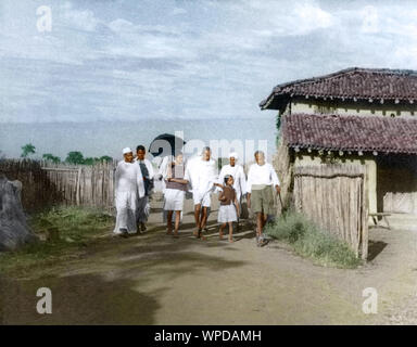 Le Mahatma Gandhi, l'APGA Gandhi (avec parapluie) et d'autres à la satyâgraha, Ashram Sevagram, Wardha, Maharashtra, Inde, Asie, 1938 Banque D'Images