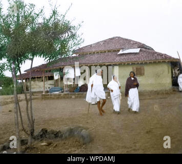 Mahatma Gandhi et Kasturba Gandhi marche, Wardha, Maharashtra, Inde, Asie, 1938 Banque D'Images