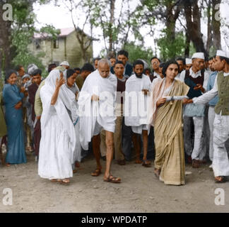 Mahatma Gandhi marcher avec Dr Sushila Nayar et autres, Inde, Asie, 1938 Banque D'Images