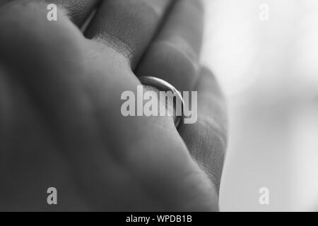 Main de femme jeune, palm macro photo, bague sur l'annulaire, P.C. Banque D'Images