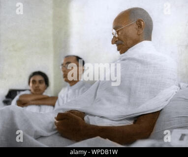 Dr Sushila Nayar et Pyarrelal Nayar et Mahatma Gandhi à Rajkot, Gujarat, Inde, Asie, mars 3, 1939, ancienne image du 1900 Banque D'Images