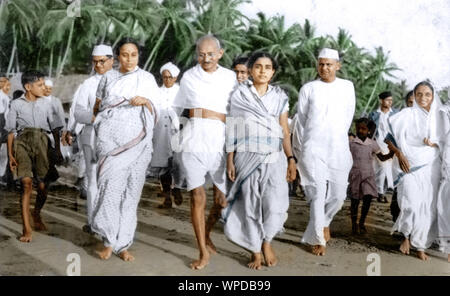 Mahatma Gandhi et le Dr Sushila Nayyar à Juhu Beach, Bombay, Mumbai, Maharashtra, Inde, Asie, 5 juillet 1939, ancienne image du 1900 Banque D'Images