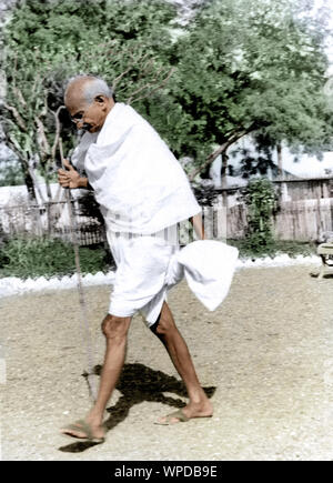 Mahatma Gandhi marche avec bâton, Satyagraha Ashram, Wardha, Maharashtra, Inde, Asie, le 9 août 1939, ancienne image vintage du 1900 Banque D'Images