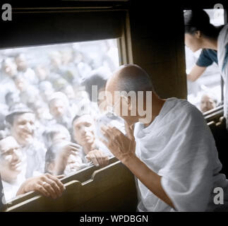 Mahatma Gandhi saluer les gens à travers la fenêtre de la façon d'Allahabad, Inde, Asie, 18 Novembre 1939 Banque D'Images