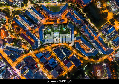 Vue aérienne de la jungle de béton comme des tours d'appartements modernes à Singapour Banque D'Images