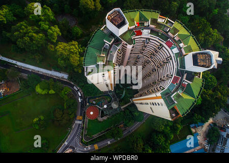 Vue aérienne de la jungle de béton comme des tours d'appartements modernes à Singapour Banque D'Images