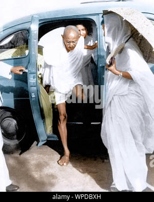 Mahatma Gandhi de descendre de voiture, l'Inde, l'Asie, 1939 Banque D'Images