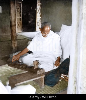 Mahatma Gandhi la vrille en cabane, Wardha, Maharashtra, Inde, Asie, 1939 Banque D'Images