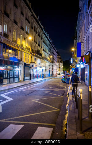 Les feux lumineux de la nuit Paris dans les rues de la ville, attirer les touristes avec du charme de la combinaison de l'architecture exquise et bâtiments résidentiels simple rempli Banque D'Images
