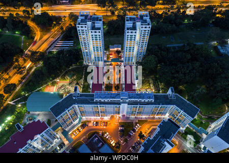 Vue aérienne de la jungle de béton comme des tours d'appartements modernes à Singapour Banque D'Images