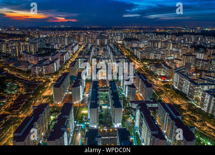 Vue aérienne de la jungle de béton comme des tours d'appartements modernes à Singapour Banque D'Images