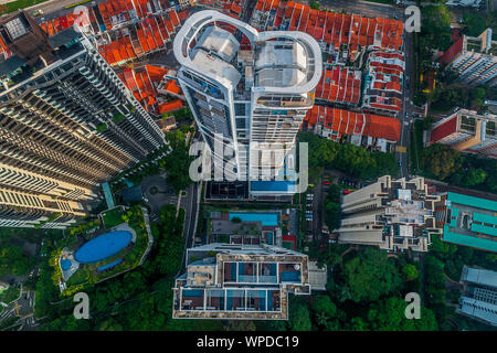 Vue aérienne de la jungle de béton comme des tours d'appartements modernes à Singapour Banque D'Images