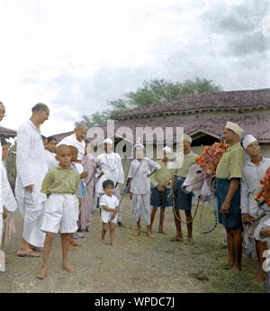 Mahatma Gandhi et d'autres décorées avec des vaches, Wardha, Maharashtra, Inde, Asie, 1939 Banque D'Images