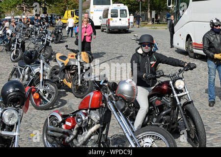 Tampere, Finlande - le 31 août 2019 : Beaucoup de motos en stationnement. Biker portant un masque de visage et en regardant la caméra. Banque D'Images