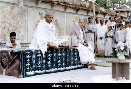 Mahatma Gandhi et Kasturba Gandhi pendant la réception, Santiniketan, Bengale occidental, Inde, Asie, Février 18, 1940 Banque D'Images